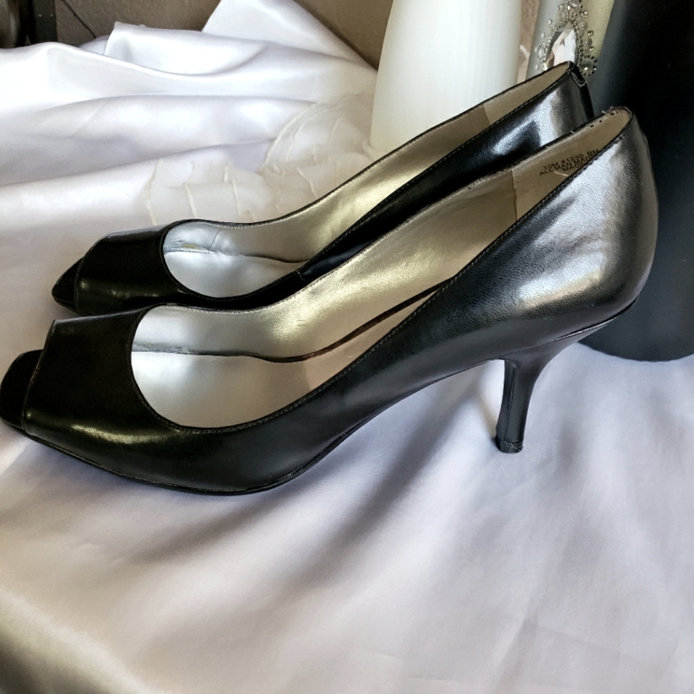 Women's Size 10 Black Leather Pump
